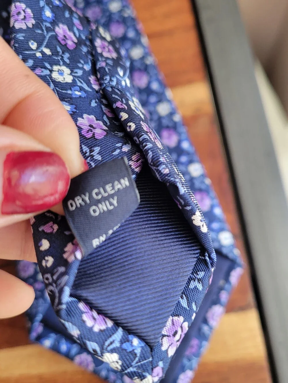 Jos. A. Bank RESERVE 100% Silk Purple White Blue Flowers Leafes Pattern Tie